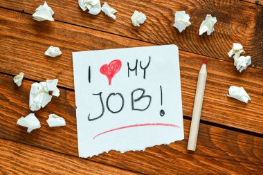 i ahşap arka plan üzerinde defter ve kalem benim iş yazıt seviyorum