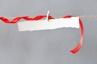Kırmızı kurdele ile Mutlu Noel kartı şablonu