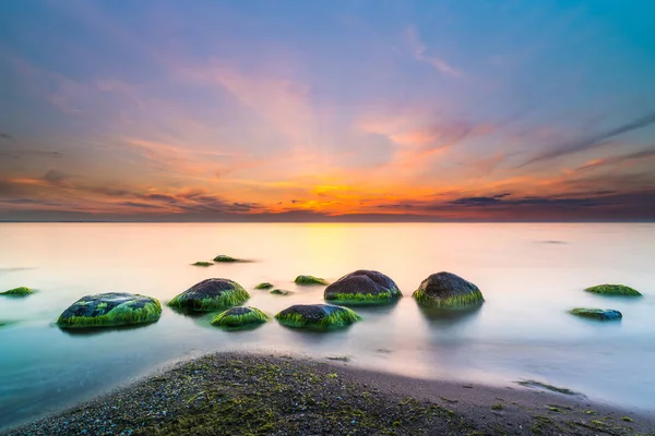 Taşlarla Kaplı Deniz Yosunları Ile Gün Batımında Muhteşem Deniz Manzarası — Stok fotoğraf