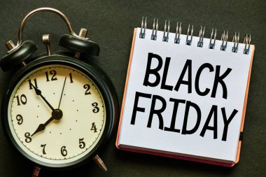 gri arka plan üzerinde retro çalar saat ve boş tahta yakın çekim 