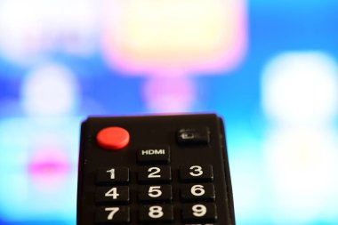 Bulanık arkaplanda TV için uzaktan kontrol