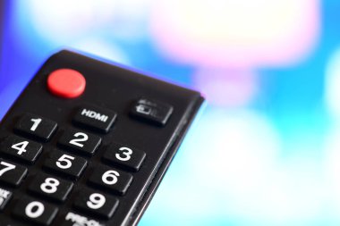 Bulanık arkaplanda TV için uzaktan kontrol