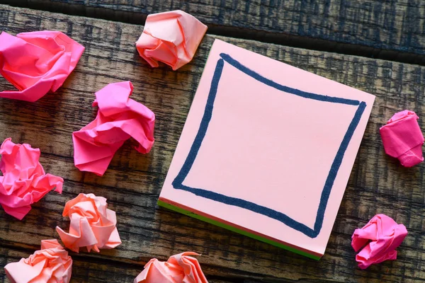 Folhas Papel Amassadas Com Nota Mesa Madeira — Fotografia de Stock