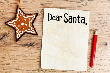 Tahta masada Noel Baba 'ya mektup.