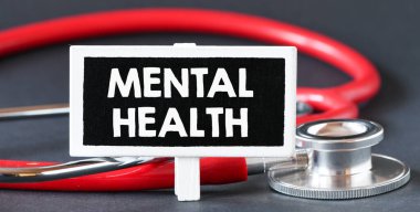 MENTAL Sağlık Sözcükleri küçük bir tebeşir tahtası ve steteskop üzerine yazılmış.