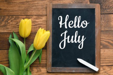 Tebeşir tahtasına yazılmış HELLO JULY kelimeler