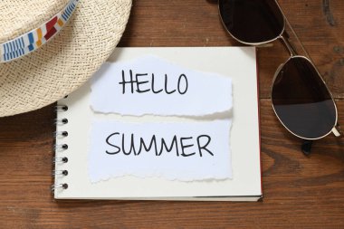 Yaz tatili için not defterine yazılmış HELLO YAZ sözcükleri.