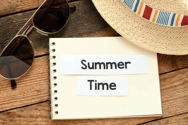 写在记事本上的时间词 暑假的时间 — 图库照片