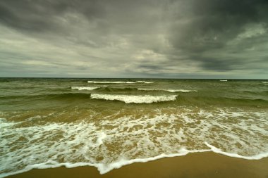 Baltık Denizi 'nden manzara. Bulutlu ve rüzgarlı bir gün, dalgalı bir deniz.