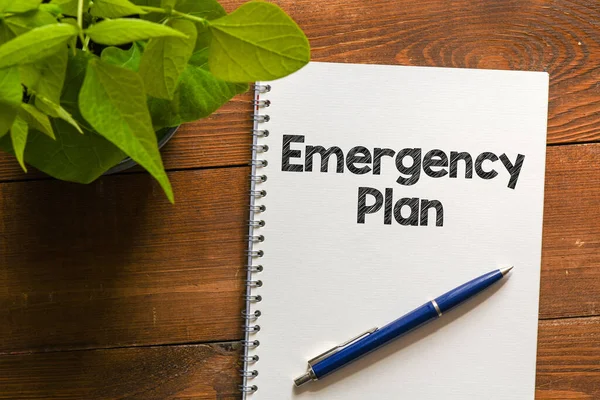 Emergency Plan Tekst Geschreven Een Kantoorboekje Een Houten Tafel — Stockfoto