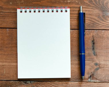 Boş not defteri ve ofis tahtasının üzerinde.