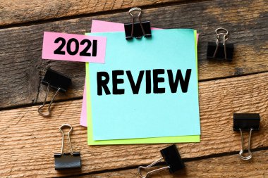 2021 Bir hatırlatma kağıdına yeniden yazılmış sözcükler.