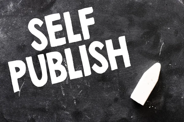 Слова Self Publish Написаны Белым Шальком Черной Доске — стоковое фото