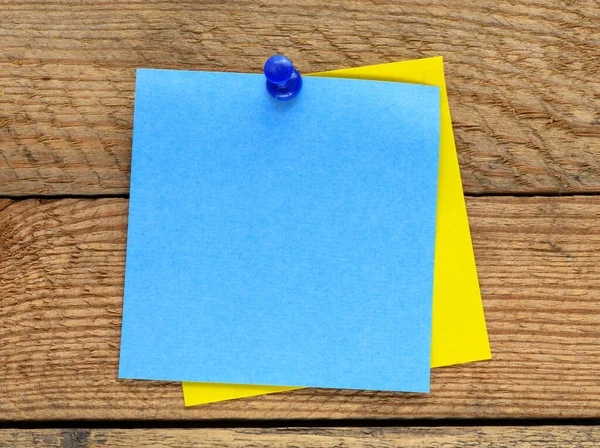 木製のテーブルの上に空白の青いメモカード 音符または挿入グラフィックスを入力する空白スペース — ストック写真