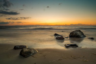 Deniz kenarında gün batımı. Gün batımında doğa ve doğa manzarası.