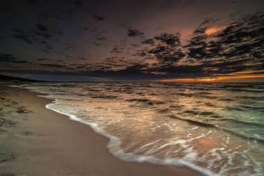 Deniz kenarında gün batımı. Gün batımında doğa ve doğa manzarası.