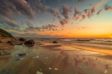 Deniz kenarında gün batımı. Gün batımında doğa ve doğa manzarası.