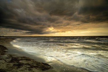 Deniz kenarında gün batımı. Gün batımında doğa ve doğa manzarası.