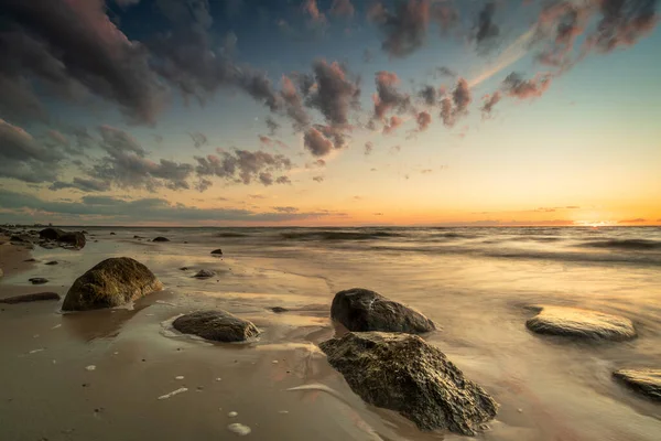 Deniz kenarında gün batımı. Gün batımında doğa ve doğa manzarası.