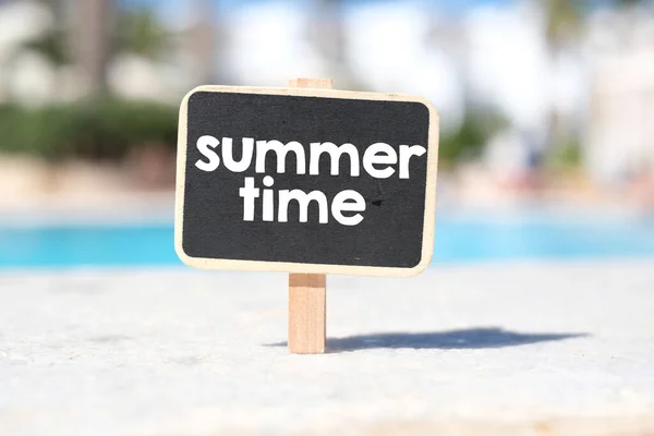Slovo Léto Napsané Tabuli Pozadí Slunečného Počasí Hotelovém Resortu — Stock fotografie
