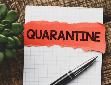 Karantina metni bir kağıt parçasına yazılmış. Fotoğraf kavramını kabul et.