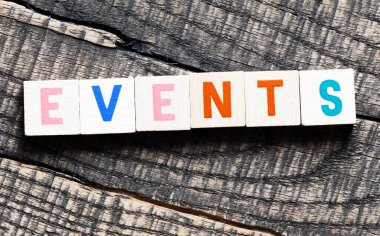 Sözcük olayları ahşap bir tahtanın üzerindeki ahşap harflerden düzenlenmiştir..