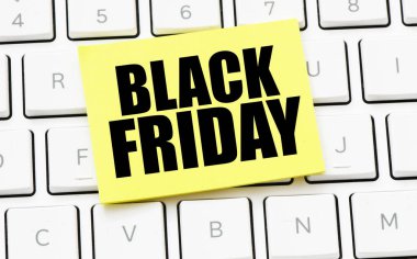 Bir kağıt parçasına yazılmış Kara Cuma kelimeleri. Mağazalarda terfi ve satış zamanı..