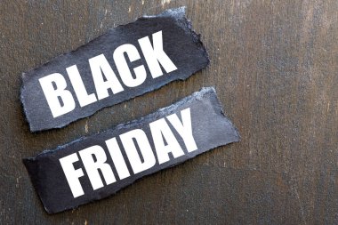 Siyah Cuma Beyaz Metni Siyah Arkaplanda İki Siyah Kağıt Çarşaf Üzerine