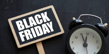 Kara Cuma kelimeleri kara tahtada ve siyah arkaplanda. Salonlarda ve internette terfi zamanı..