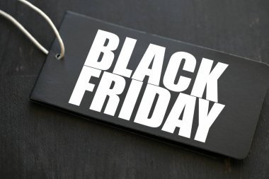 Siyah Cuma Beyaz Metni Siyah Arkaplanda İki Siyah Kağıt Çarşaf Üzerine