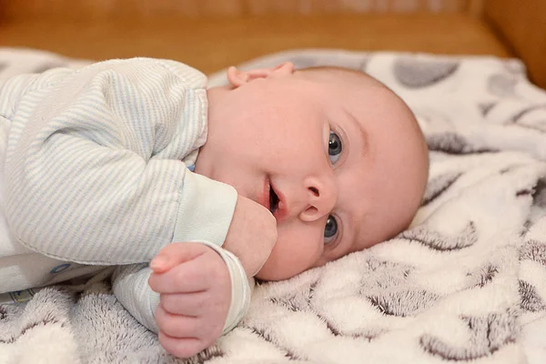 Piccolo Bellissimo Bambino Sta Mentendo Pensando — Foto Stock