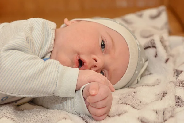 Piccolo Bellissimo Bambino Sta Mentendo Pensando — Foto Stock