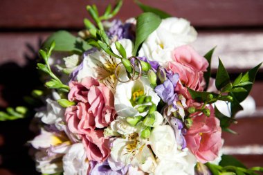  Gelinin buketinde alyans var.