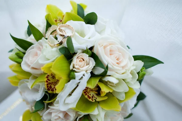 Wedding Rings Bride Bouquet — Stock Photo, Image