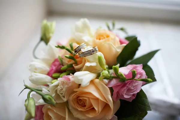 Fedi Nuziali Sul Bouquet Della Sposa — Foto Stock