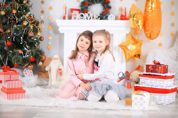 Καλά Χριστούγεννα και καλές γιορτές κορίτσι χαριτωμένο μικρό παιδί διακοσμώντας το χριστουγεννιάτικο δέντρο σε εσωτερικούς χώρους. — Φωτογραφία Αρχείου