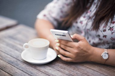 Reklam metniniz veya tanıtım içeriğiniz için cep telefonu ve boş kopya alanı olan kadınların ellerini kapatın.