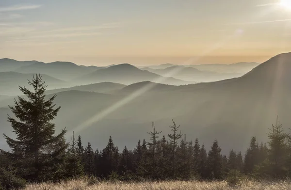 Sol Brilla Sobre Cresta Montaña —  Fotos de Stock