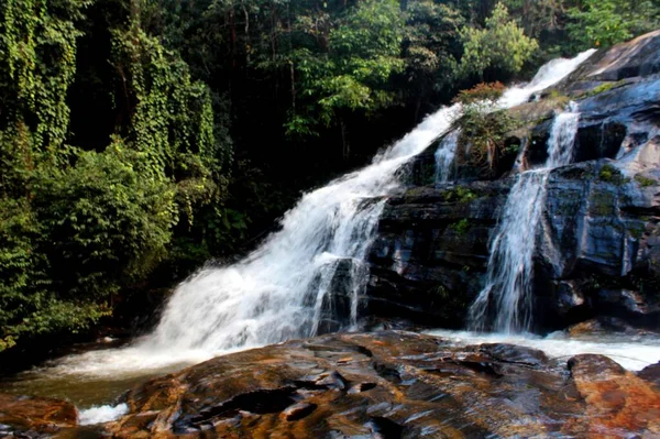 泰国清迈省Doi Inthanon国家公园Mae Klang Luang村Pha Dok Xu瀑布 — 图库照片