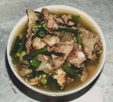 Baharatlı domuz çorbası Tayland yemeği