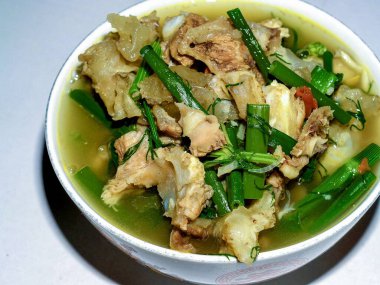 Baharatlı domuz çorbası Tayland yemeği