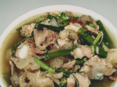 Baharatlı domuz çorbası Tayland yemeği