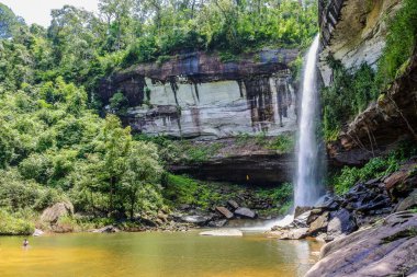 Huai Luang Şelalesi veya Bak Teo Şelalesi Phu Chong Na Yoi Ulusal Parkı, Ubonratchathani Tayland