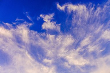 Bulutlu mavi gökyüzü