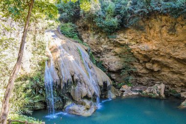 Güzel şelale Koh Luang Şelalesi Mae Ping Ulusal Parkı, Li Bölgesi, Lamphun Tayland