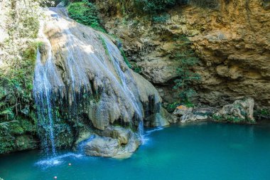 Güzel şelale Koh Luang Şelalesi Mae Ping Ulusal Parkı, Li Bölgesi, Lamphun Tayland