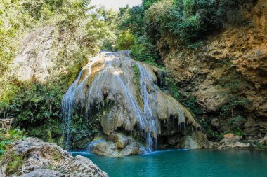 Güzel şelale Koh Luang Şelalesi Mae Ping Ulusal Parkı, Li Bölgesi, Lamphun Tayland