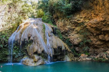 Güzel şelale Koh Luang Şelalesi Mae Ping Ulusal Parkı, Li Bölgesi, Lamphun Tayland