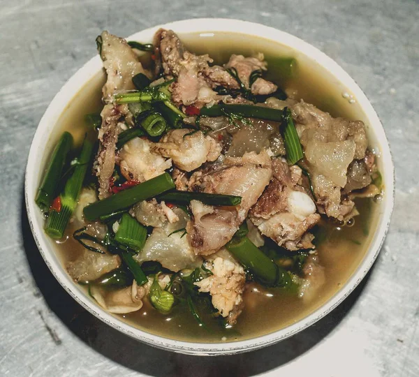 Baharatlı domuz çorbası Tayland yemeği