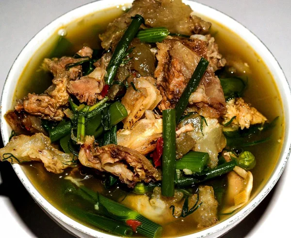 Baharatlı domuz çorbası Tayland yemeği